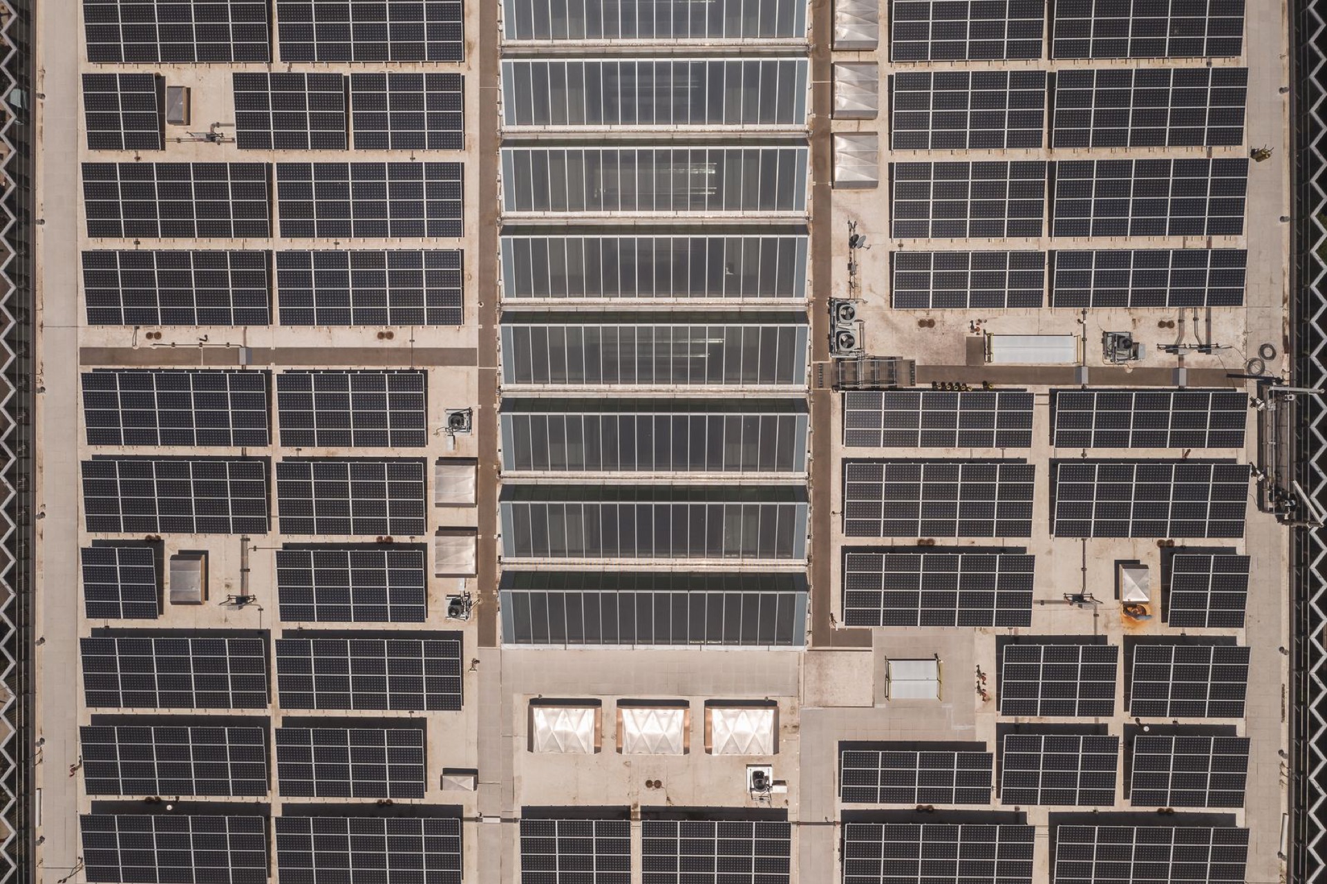 Building ki chhat par commercial rooftop solar panel array